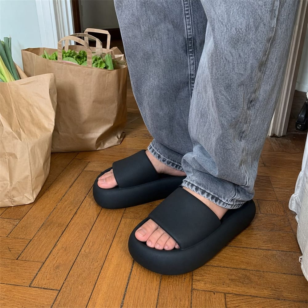 Retour de courses en claquettes noires