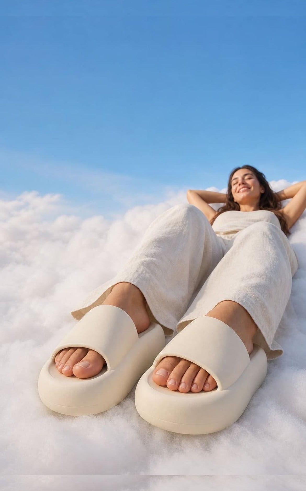 Femme detendue sur les nuages en claquettes Confrt Plus