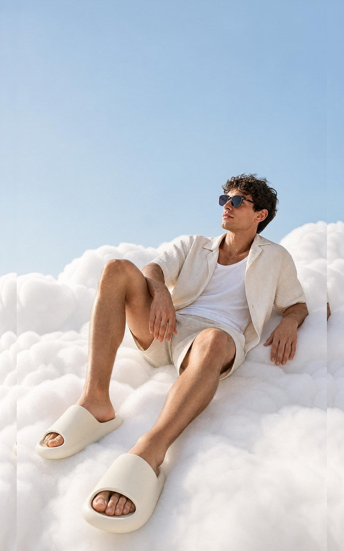 Homme detendu sur les nuages en claquettes Confrt Plus