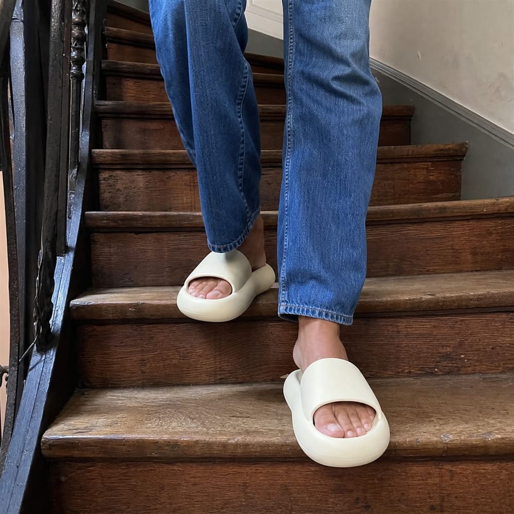 Descente d'escalier en claquettes nuage